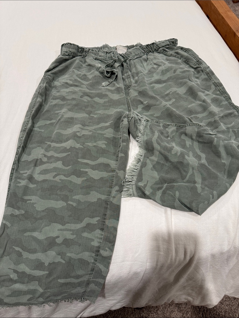 Knox Rose Olive Green Camouflage Cropped Pants